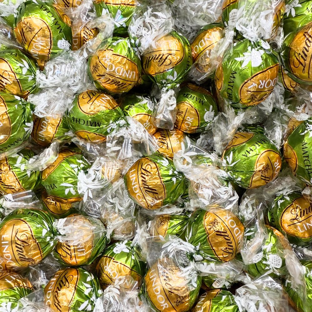 Lindt LINDOR Matcha White Chocolate Truffles – Bulk Value Bag